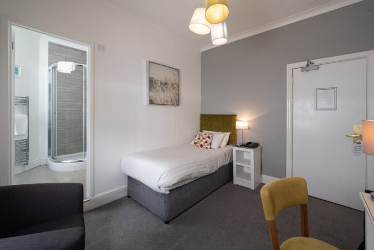 SINGLE ROOM